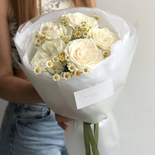 ДУОБУКЕТ ИЗ ПИОНОВИДНЫХ РОЗ И РОМАШЕК